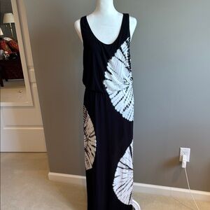 Elegant Black and White Maxi Dress